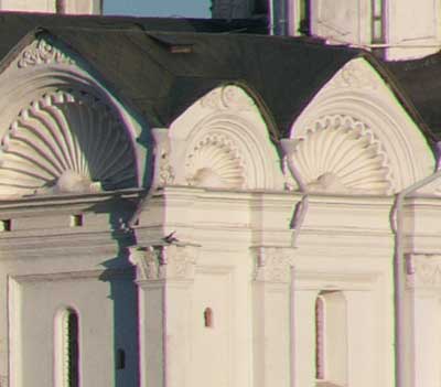 Причиной появления на снимках заметных цветных ореолов вдоль контрастных границ объектов является повышенный уровень хроматических аберраций объектива камеры