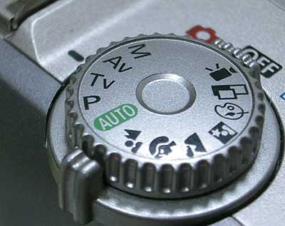 Селектор выбора режимов съемки традиционно выполняется в виде вращающегося колеса