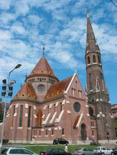 Появление геометрических искажений (дисторсий) является неизбежным злом в случае использования зум-объективов. Наиболее заметны дисторсии при съемке в крайних положениях трансфокатора. На приведенном снимке, сделанном в широкоугольном положении зум-объектива, хорошо видно, как «заваливается» колокольня собора