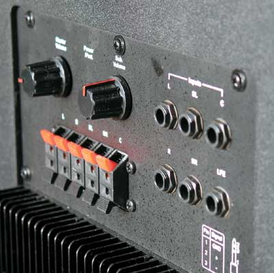 Панель коммутации и управления на задней стенке корпуса сабвуфера