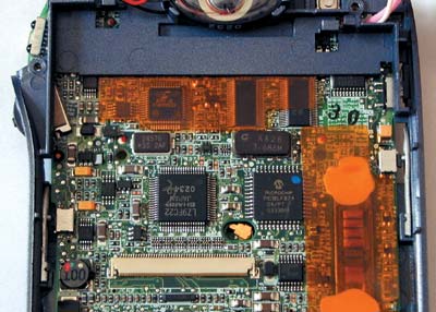 Рис. 10. Микросхемы SHARP LZ9FC22, Microchip PIC16LF874, MAX685