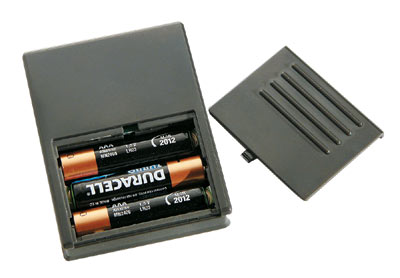 SyncBox питается от трех элементов ААА