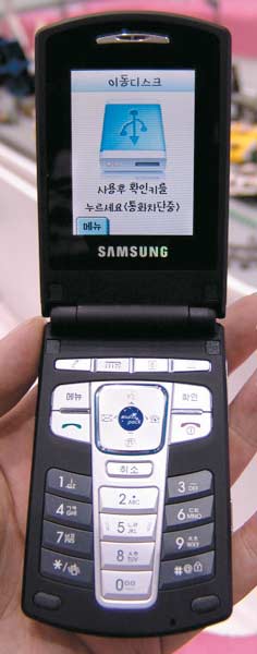 Samsung SPH-V5400 первый телефон с жестким диском (полутора гигабайт как раз хватает, чтобы уместить на винчестере пару качественно оцифрованных фильмов