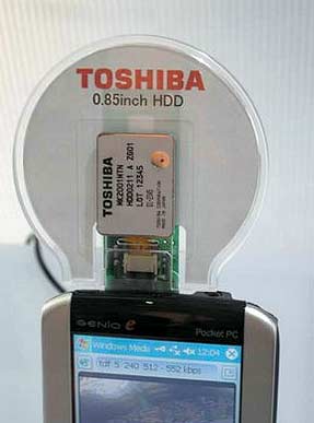 Самый маленький в мире 0,85-дюймовый жесткий диск от Toshiba встраивается