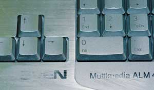 На полированной металлической поверхности корпуса клавиатуры SVEN Multimedia ALM 4502 хорошо заметны даже самые мелкие царапины