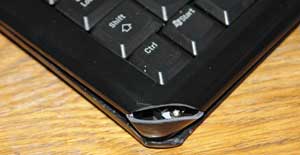 У клавиатуры Logitech Ultra-Flat не выдержал корпус У клавиатуры Logitech Ultra-Flat не выдержал корпус