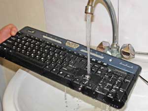 Клавиатуры принимают водные процедуры Клавиатуры принимают водные процедуры