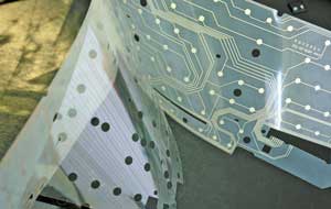 Между верхней и нижней пленками с контактными дорожками и контактными площадками находится перфорированная изолирующая пленка Между верхней и нижней пленками с контактными дорожками и контактными площадками находится перфорированная изолирующая пленка