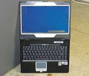 DESTEN CyberBook шлепнулся так, что не позавидуешь, однако работать не перестал DESTEN CyberBook шлепнулся так, что не позавидуешь, однако работать не перестал