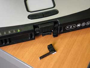 При ударе Panasonic Toughbook CF-18 получил небольшую «травму» При ударе Panasonic Toughbook CF-18 получил небольшую «травму»