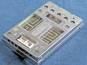 Жесткий диск располагается в специальном кожухе Жесткий диск располагается в специальном кожухе