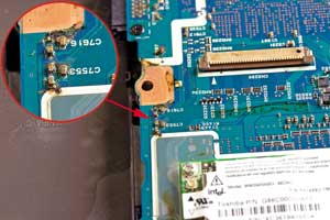 Причиной отключения Toshiba Tecra A8 стало короткое замыкание, следы которого мы обнаружили на системной плате